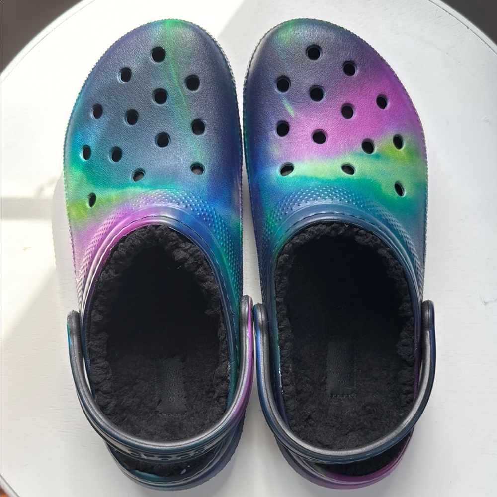 NWOT Unisex fleeced Crocs, size 9 women.